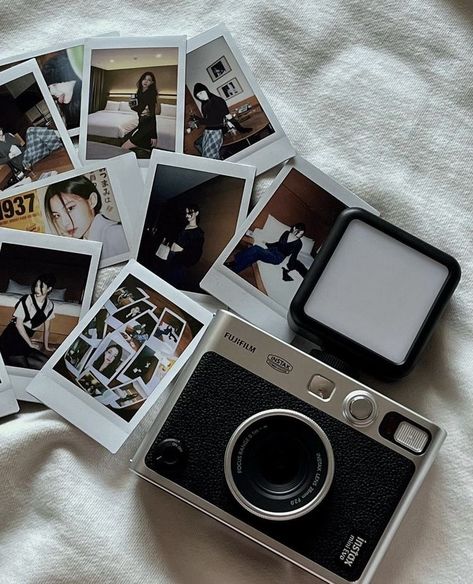 Fujifilm Instax Mini Evo, Instax Mini Evo, Fotocamere Vintage, Camera Polaroid, Film Camera Photography, Camera Aesthetic, Cute Camera, 사진 촬영 포즈, Polaroid Camera