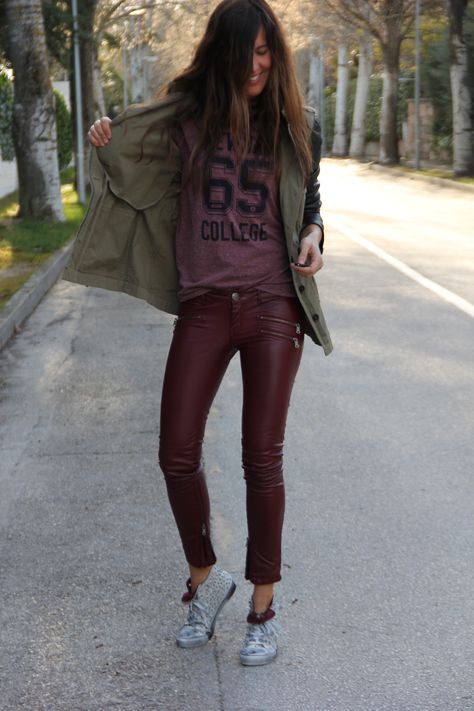 combined jacket | mytenida en stylelovely.com Maroon Pants, Look Boho Chic, Casual Chique, Rainy Day Outfit, Leather Outfit, Green Jacket, Outfits Casuales, Outfits With Leggings, New Yorker