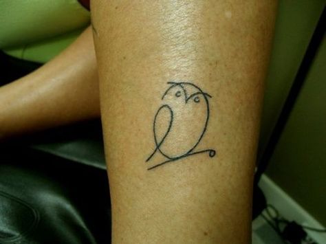 Simple Owl Outline Tattoo Tiny Owl Tattoo, Simple Owl Tattoo, Colorful Owl Tattoo, Owl Tattoo Meaning, Owl Outline, Simple Owl, Owl Tattoo Design, Tatuaje A Color, Tattoo Designs And Meanings