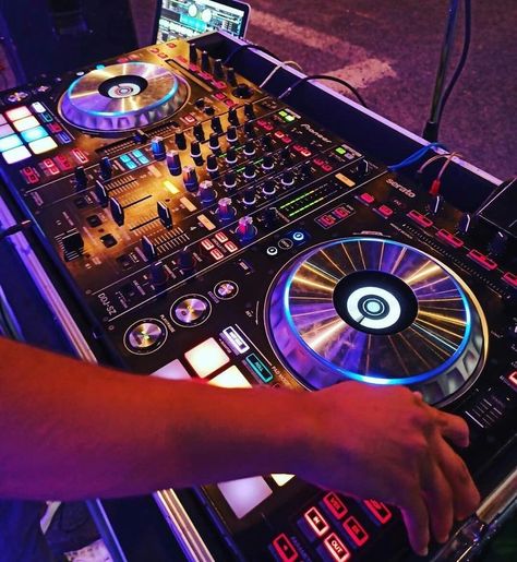 Dj Setup Aesthetic, Cdj Pioneer, Edm Aesthetic, Vinyl Cafe, David Silva, Female Dj, Batman Comic Wallpaper, Digital Dj, Mixer Dj