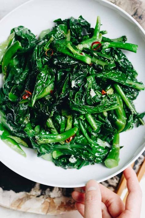 Chinese Broccoli Recipe, Garlic Greens, Leafy Greens Recipes, Broccoli With Garlic Sauce, Easy Vegetable Stir Fry, Asian Broccoli, Chinese Broccoli, Garlic Sauce Recipe, Paleo Side Dishes