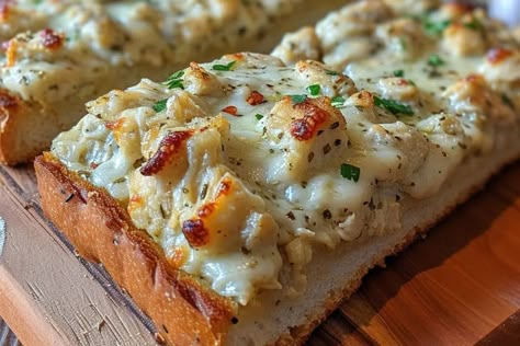 Chicken Alfredo Garlic Bread Pizza - recipestasteful Alfredo Garlic Bread, Simple Macaroni And Cheese Recipe, Pizza With Chicken, Homemade Chicken Alfredo, Hawaiian Crockpot, Sweet Hawaiian Crockpot Chicken Recipe, Chicken Alfredo Pizza, Garlic Bread Pizza, Alfredo Pizza