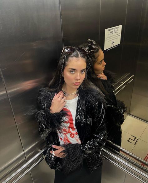 Pics In Elevator, Elevator Aesthetic Pics, Elevator Aesthetic, Baddie Photos, Elevator Photos, Elevator Pictures, Elevator Photoshoot, Elevator Pics, Outfit Poses