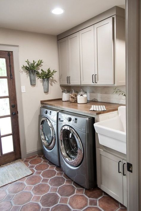 8 Laundry Tips and Tricks for Millennials Farmhouse Laundry Room Ideas, Modern Farmhouse Laundry Room, Laundry Room/mud Room, Rustic Laundry Rooms, Dream Laundry Room, Farmhouse Laundry, Farmhouse Laundry Room, Laundry Room Ideas, Laundry Room Remodel