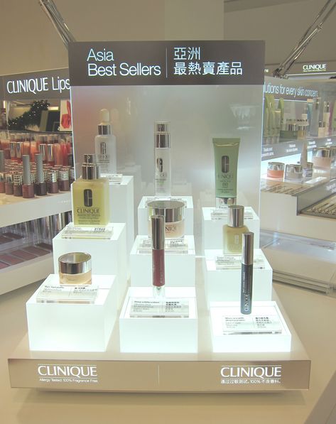 clinique best sellers Glass Makeup Display, Fragrance Retail, Cosmetics Display Stand, Makeup Display, Point Of Sale Display, Perfume Display, Nivea Men, Retail Inspiration, Pos Display