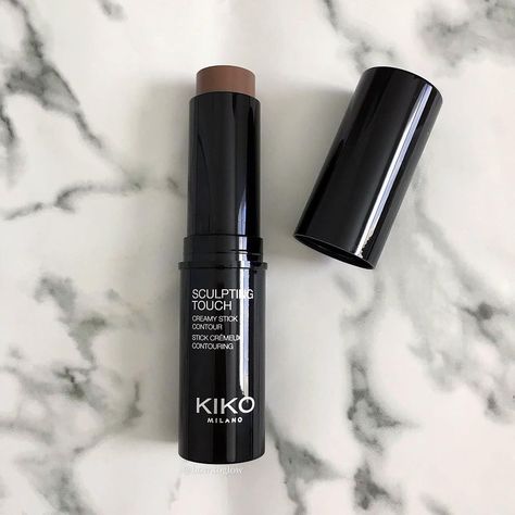 How To Glow🌟 on Instagram: “#kikomilano Sculpting Touch Creamy Stick Contour in the shade 201 ‘Chocolate’🍫 It might look dark on the swatch, but it’s super blendable…” Kiko Milano Makeup, Stick Contour, Kiko Cosmetics, Makeup Materials, Makeup Is Life, Makeup Haul, Kiko Milano, Lip Glosses, Luxury Makeup