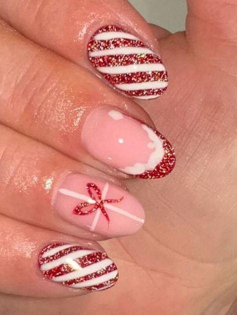 red and glitter stripe nails Red Christmas Nails Candy Canes, Kid Christmas Nails, Mary Crismas, Pink Candy Cane Nails, Christmas Nails Ideas Holiday, Preppy Christmas Nails, Christmas Gel Nail Ideas, Christmas Nails For Kids, Candy Nails Designs