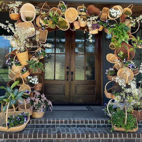 Basket Archway, Basket Display Ideas, Doorway Arches, Herbal Wedding, Decor With Baskets, Nem Nuong, Porch Garland, Christmas Fiesta, Boho Florals