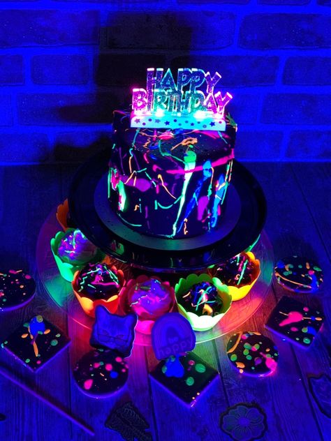 Neon Birthday Cake Ideas, Pastel Neon Party, Glow In The Dark Cake, Neon Birthday Cakes, Neon Pool Parties, Glow Party Decorations, Sweet 13, Neon Cakes, Glow In Dark Party