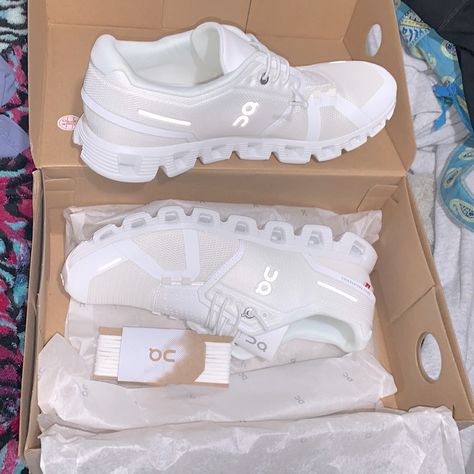 Brand New White Onclouds Shoes On Cloud, Cute Running Shoes, Cloud Shoes, Back To School Shoes, On Running Shoes, Trendy Shoes Sneakers, Preppy Shoes, Pretty Shoes Sneakers, Shoe Wishlist