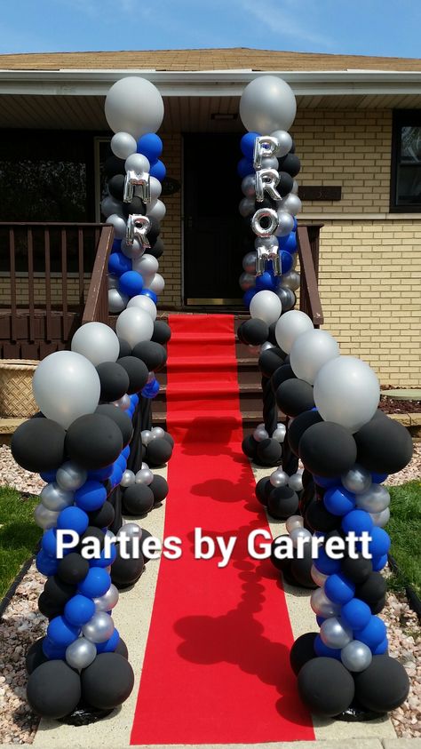 Prom Outdoor Decorations, Prom Yard Decorations, Prom Balloon Columns, Prom Balloon Ideas, Royal Blue Prom Decorations, Prom Sendoff Decoration Ideas, Prom Set Up Ideas At Home, Balloon Walkway, Prom Decoration Ideas For Home