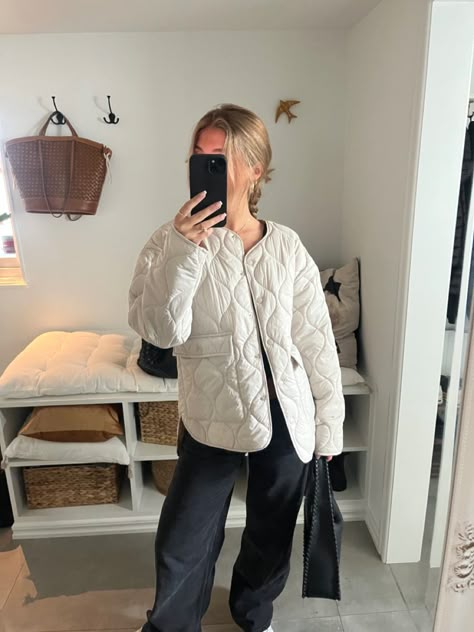 Cream Quilted Jacket Outfit, White Quilted Jacket Outfit, Summer Palette Outfits, Quilted Coat Outfit, Light Summer Palette, Quilted Jacket Outfit, Down Jacket Outfit, Stockholm Girl, Autumn Ootd