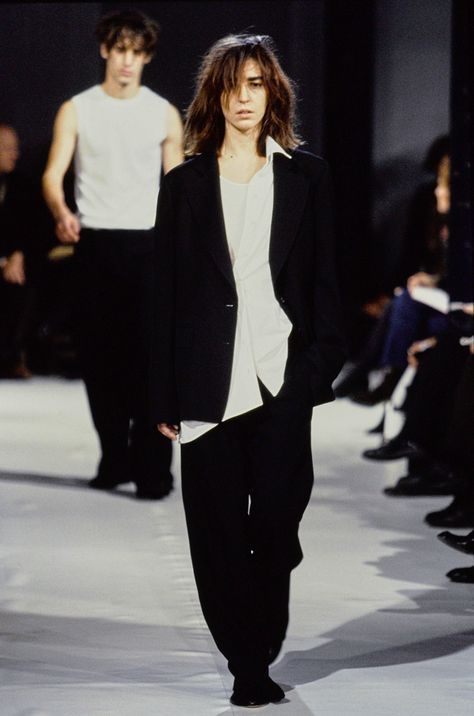 Ann Demeulemeester Spring 1997 Ready-to-Wear Fashion Show - Sierra Huisman– Damir Doma, Anti Fashion, 1990s Fashion, Runway Looks, Ann Demeulemeester, Mode Inspo, Runway Collection, Fashion Show Collection, 90s Fashion