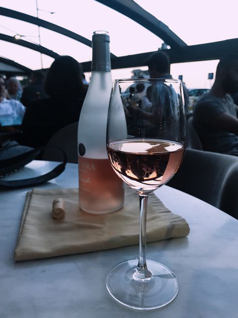 Blush Wine, Wine Photography, Fancy Drinks, Coffee Wine, Pretty Drinks, Wine O Clock, Instagram Ideas Photography, Glass Of Wine, Wine And Dine