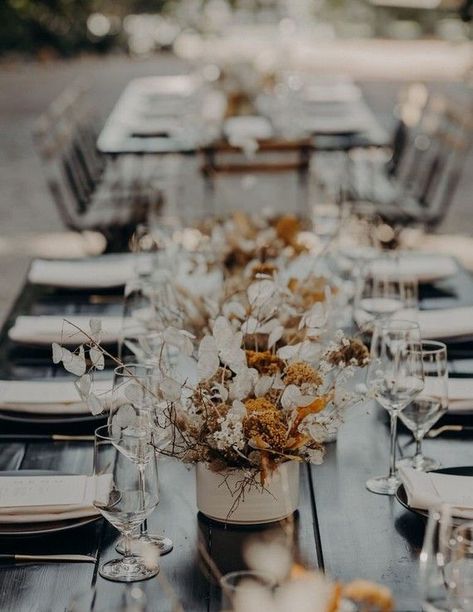 Minimal modern fall wedding at Hummingbird Nest Ranch with all dried flowers | 100 Layer Cake | Bloglovin’ Dried Flower Centerpieces, Modern Fall Wedding, Hummingbird Nest Ranch Wedding, Hummingbird Nest Ranch, Hummingbird Nest, Dried Flowers Wedding, Flowers Real, Wedding Cake Table, Fall Wedding Centerpieces