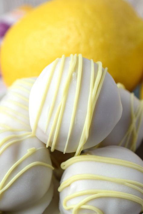 Lemon Cake Truffles Lemon Truffle Cake, Lemon Cake Pops Recipe, Easy Wedding Desserts, Lemon Cake Pops, Cake Truffles Recipe, Lemon Truffles, Box Lemon Cake, Chocolate Truffle Cake, White Chocolate Truffles