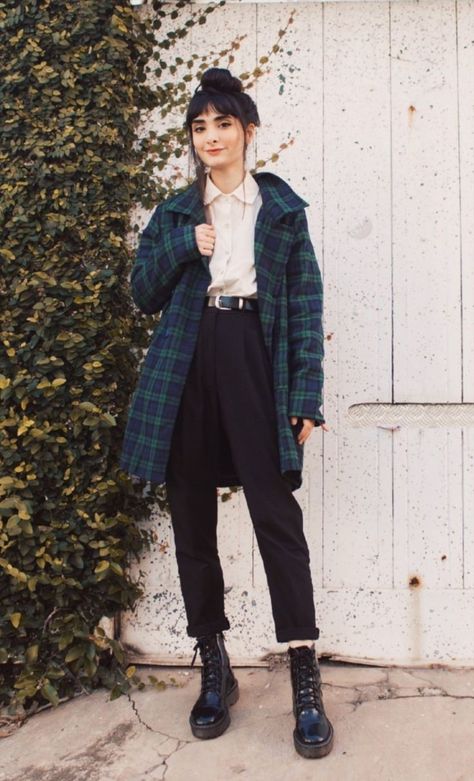 Hipster Woman Outfits, Black Pop Of Color Outfit, Elevated Goth Fashion, Vintage Business Casual Outfits, Alternative Fashion Office, Preppy Punk Aesthetic, Edgy Dark Academia Outfits, Retro Classic Outfit, Hipster Work Outfit