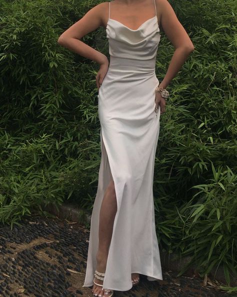 Silk Dresses Outfit, White Silk Dress, One Shoulder Prom Dress, Spaghetti Strap Prom Dress, Wedding Dress Chiffon, Cheap Evening Dresses, Prom Dresses Vintage, Green Prom Dress, Satin Prom Dress