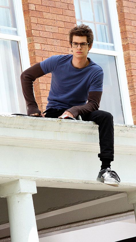 Andrew Garfield Glasses, Peter Parker Andrew Garfield, Garfield Pictures, Parker Outfit, Nerdy Guys, Cute Nerd, Andrew Garfield Spiderman, Garfield Spiderman, Foto Top