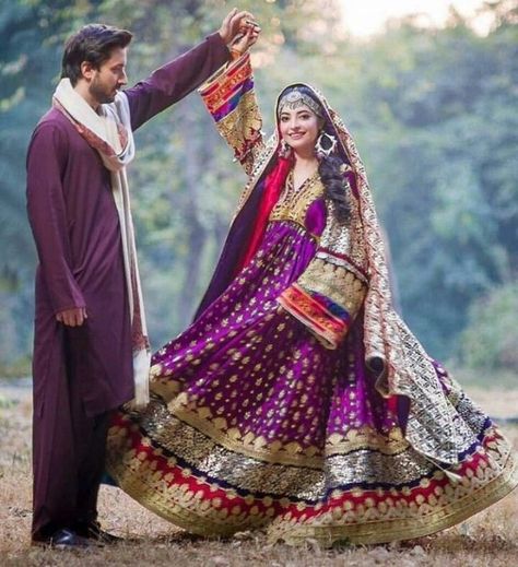 Afghanistan bride wears a salwar kameez that has elaborate and elegant handcrafted embroidery. Bright colours with hand embroidery is what bridal attires are all about in Afghanistan. In Afghanistan green colour is believed to be a colour that is associated with prosperity and paradise. Afghan Wedding Dress, Bride Looks, Bridal Mehndi Dresses, Afghani Clothes, Shadi Dresses, Afghan Wedding, Afghan Girl, Henna Night, Most Beautiful Wedding Dresses