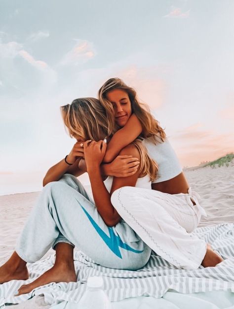 Cute Friend Poses, Cute Beach Pictures, Beach Instagram Pictures, Friendship Photoshoot, Sisters Photoshoot, Beach Pictures Friends, Photo Recreation, Best Friend Poses, Fotos Goals