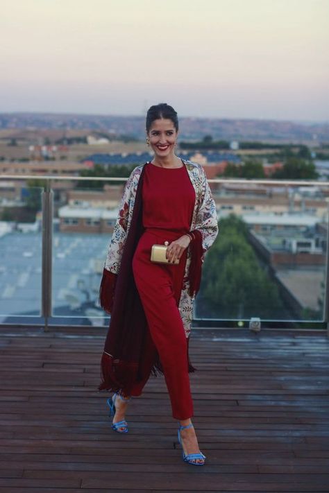 a red jumpsuit, a floral Kimono, a gold clutch and blue shoes for a super chic look Bridal Shower Outfit For Guest, Wedding Guest Pants, Shower Outfit For Guest, Wedding Guest Outfit Fall, Wedding Guest Outfits, Kimono Floral, Shower Outfits, Mode Kimono, Bridal Shower Outfit