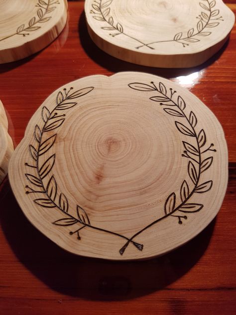 Wooden Coasters Wood Burning, Wooden Coaster Design, Wood Burnt Coaster, Wooden Coasters Diy Ideas, Woodburn Coasters, Pyrography Ideas For Beginners, Wooden Coaster Ideas, Wood Burn Coasters, Pyrography Coasters