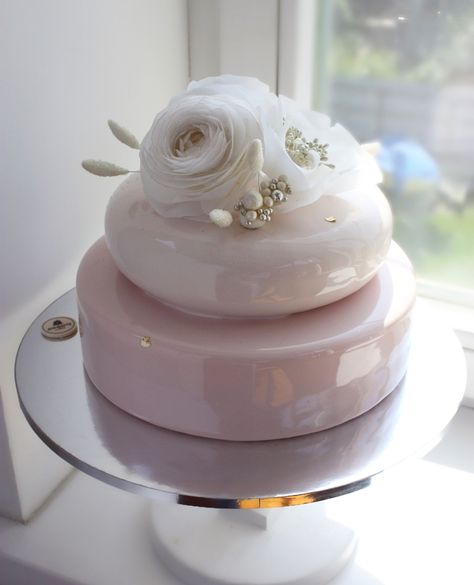 Mirror Glaze Wedding Cake, Cake Topper Wedding Romantic, Cheesecake Wedding Cake, Wedding Cheesecake, Wedding Cakes Elegant, Mirror Glaze Cake, Mirror Cake, Dream Wedding Cake, Romantic Wedding Cake