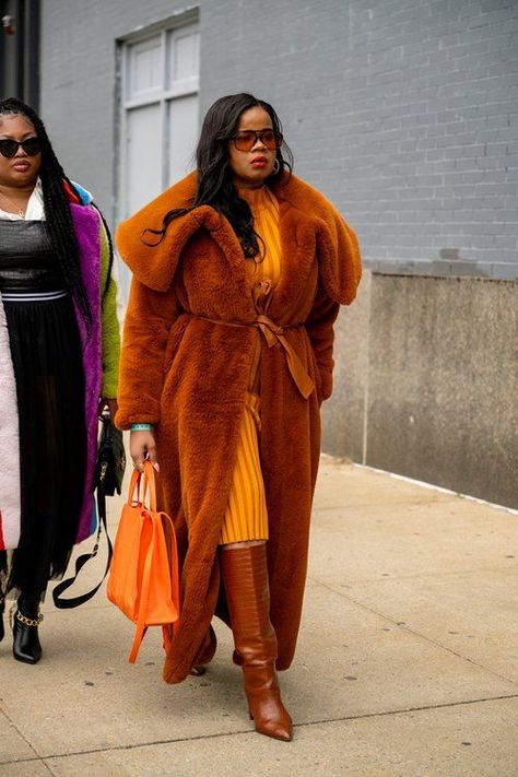 The best women's street style spotted at NYFW by NYC fashion photographer karyastreetstyle - Make sure you're following me here on Pinterest for more of the hottest street fashion and styling inspiration from top influencers and fashion editors! Orange Womens Outfits, Paris Fashion Week Fall 2023 Street Style, Colorful Streetwear Outfits, New York Winter Street Style, Oversized Outfits For Women, Brown Monochrome Outfit, Plaid Coat Outfit, Fashion Week Fall 2023, Modern Mother Of The Bride