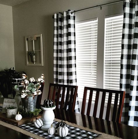 Craft & DIY Tutorials Checkered Curtains, Kitchen Curtains Ideas, Buffalo Check Kitchen, Cortinas Country, Black And White Curtains, Farmhouse Kitchen Curtains, Curtains Farmhouse, Kitchen Dining Room Combo, Checkered Decor