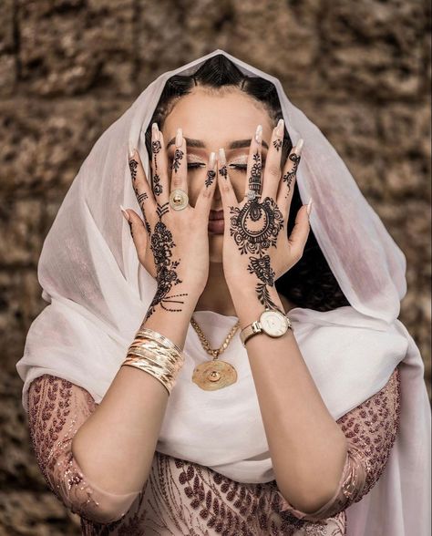 habesha ethiopian fashion henna 1 aesthetic muslim Ethiopian Henna Design, Ethiopian Henna, Traditional Wedding Hairstyles, Fashion Henna, Habesha Wedding, Ethiopian Fashion, Henna Tattoo Design, Boubou Styles, Ethiopian Wedding