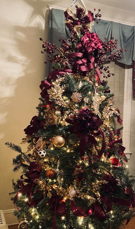 Burgundy Gold Christmas Tree, Burgundy And Gold Christmas Tree, Burgundy Christmas Tree, Tree Colour, Christmas Tree Colour Scheme, Gold Tree Topper, Tree Bedroom, Rose Gold Christmas Tree, Burgundy Christmas