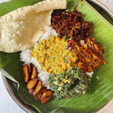 Sri Lankan Rice And Curry, Banana Leaf Food, Banana Leaf Rice, Banana And Rice, Mauritian Food, Vegan Rice, Sri Lankan Recipes, Vegetable Rice, Vegetarian Curry