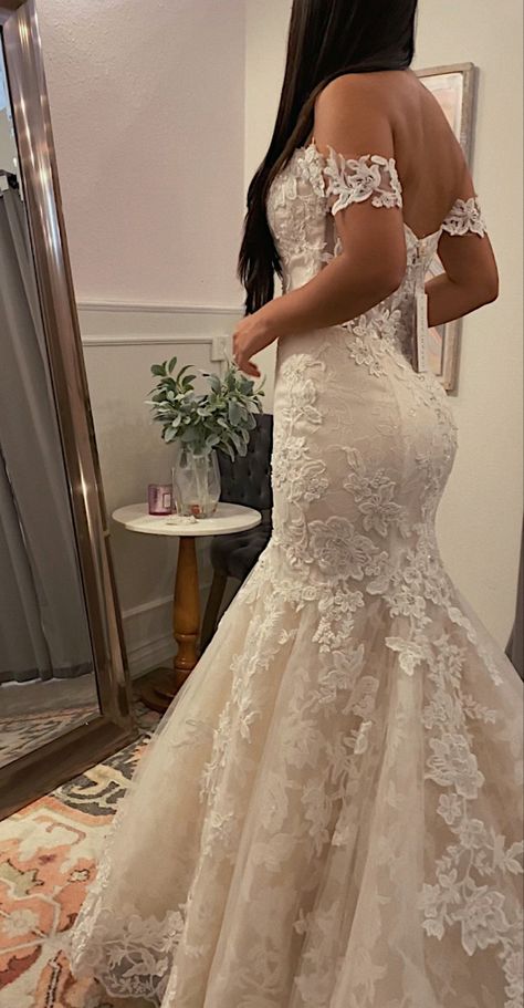 Spaghetti Strap Lace Mermaid Wedding Dress, Wedding Dresses Baddie, Candle Wedding Aisle Decor, Mermaid Wedding Dress Off The Shoulder, Mid Wedding Dress, Baddie Wedding Dress, Mermaid Style Wedding Dresses, Mermaid Dress Wedding, Latina Wedding