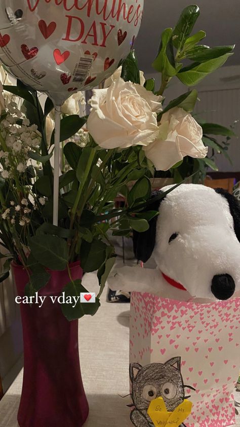 Snoopy Flower Bouquet, Snoopy Bouquet, Photo Widget, Valentines Proposal, Diy Bouquet Wrap, Vday Gifts, Photobooth Pictures, Cute Couple Gifts, Cute Birthday Gift