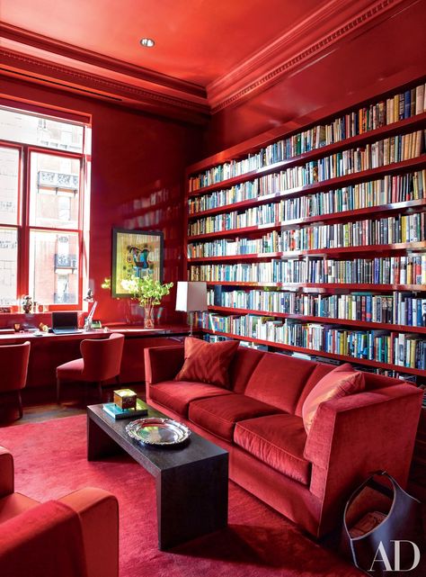 A vibrantly red library designed by Bruce Bierman in New York City. Rich Apartment, How To Decorate A Bookshelf, Wallpaper Colour, Balinese Decor, Beautiful Bookshelf, Red Furniture, Interior Design Minimalist, Bookcase Styling, Manhattan Apartment