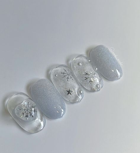 Korean Nails Winter, Winter Douyin Nails, Japanese Winter Nails, Winter Korean Nails, Winter Nails Korean, Christmas Korean Nails, Short White Christmas Nails, Clear Christmas Nails, Korean Winter Nails