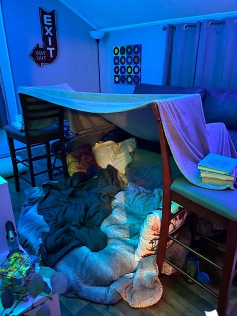 At Home Fort Ideas, Cool Forts With Blankets Easy, Pillow And Blanket Fort, Fort With Couch, How To Build A Fort With Blankets, Blanket Fort Ideas Indoor, Diy Fort Indoor, Fort Ideas Indoor Easy, Easy Fort Ideas