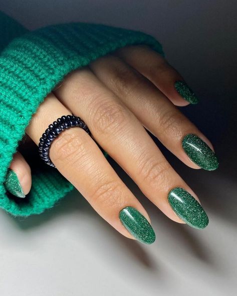 Green Nails With Sparkle, Sparkly Green Nails, Green Sparkle Nails, Green Glitter Nails, Green Sparkly Nails, Snow Nails, Green Nail Art, Nail Art Techniques, Holiday Nail Designs