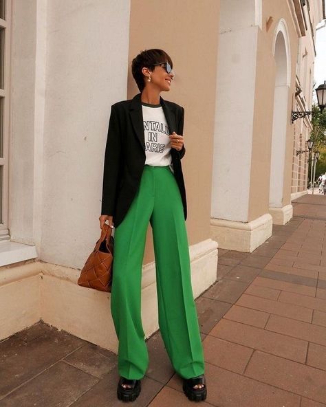 Green Dress Work Outfit, Green Wide Leg Trousers Outfit, Outfit Pantalon Vert, Aura Outfit, Green Wide Leg Pants Outfit, Green Trousers Outfit, All Green Outfit, Wide Leg Trousers Outfit, Slacks Outfit