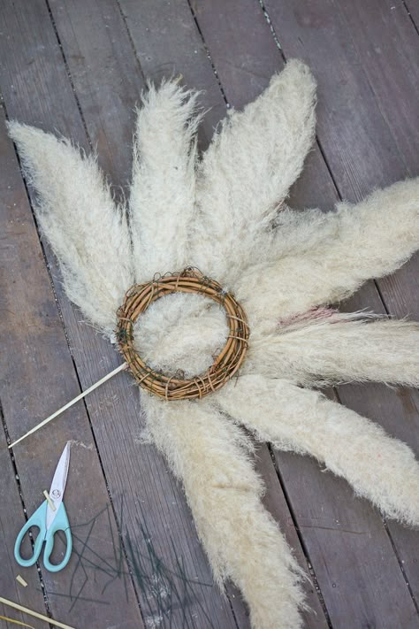 Fan Wreath, Diy Pampas, Pampas Wreath, Christmas Wreaths For Windows, Grass Centerpiece, Grass Wreath, Pampas Grass Decor, Grass Decor, Diy Fan