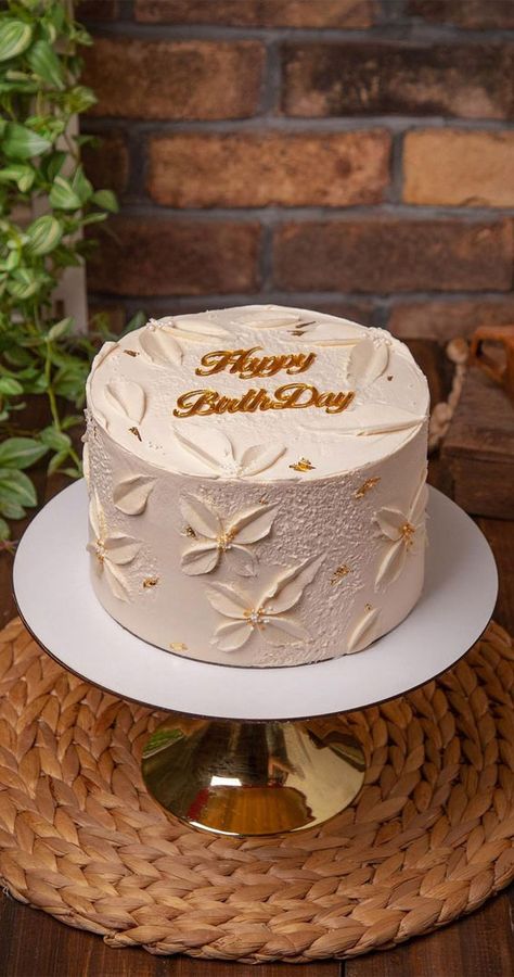 Aesthetically Pleasing Birthday Cakes, Simple Birthday Cake Women, Golden Birthday Birthday Cake, New Cake Trends 2023, Trending Birthday Cakes 2023, Minimalist Birthday Cake For Women, 36 Birthday Cake, Neutral Birthday Cake, Minimalist Birthday Cake