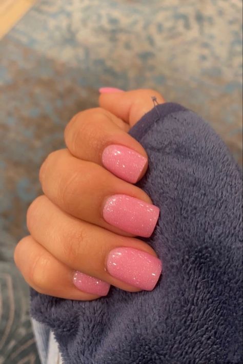 Glitter Pink Short Nails, Pink Nails Short With Glitter, Nails Shallec Pink, Nail Ideas For Prom Pink, Shirt Square Nail Ideas, Pink Sparkle Acrylics, Nails For Pink Sparkly Dress, Gliterry Pink Nails, Shellac Nails Sparkle