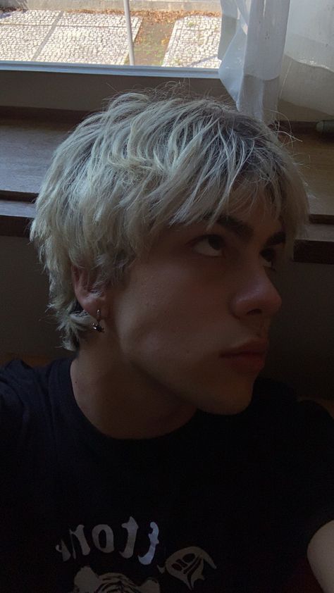 Black And Blonde Mens Hair, Blonde Haircut Men, Platinum Hair Men, Ash Blonde Hair Men, Blonde Hair Man, Emo Boy Haircut, Mid Length Blonde Hair, Grunge Haircut, Bleached Hair Men