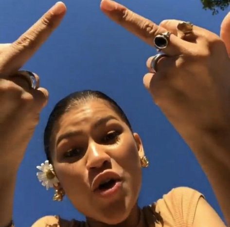 Middle Fingers, Zendaya Style, Reaction Face, Zendaya Coleman, Funny Profile, Mood Humor, Very Funny Pictures, Funny Profile Pictures, Instagram Funny