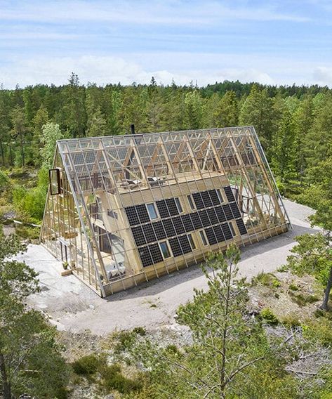 Case Sotterranee, Greenhouse Home, Earthship Home, Home Greenhouse, House In Nature, House Blend, Passive House, Unique Buildings, A Frame House