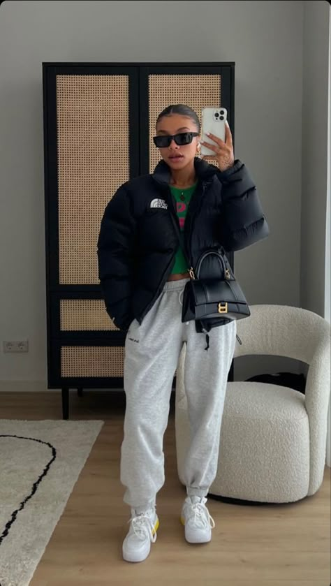 Black Puffer Jacket Outfit, Lisa Onuoha, Woman Fashion Casual, Fashion Winter Outfits, Fashion Outfits Casual, Comfort Chic, Puffer Jacket Outfit, Ny Outfits, Winter Mood