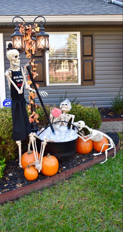 Skelton On Front Porch, Dress Up Skeleton Ideas, Skeleton Outdoor Decorations, Skeleton Porch Decor, Outdoor Skeleton Display, Exterior Halloween Decor, Yard Skeletons, Halloween Outside Decorations, Skeleton Decorations Outdoor