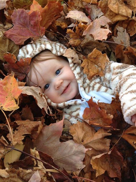 Fall Photo @ Tiffany O.... wet should do this with Emmy!! Leaf Pile Photography, Fall Photo Ideas For Babies, Fall Pictures With Baby, Fall Baby Photos, Leaf Pile, Fall Baby Pictures, Photo Bb, Toddler Photoshoot, Baby Fotografie