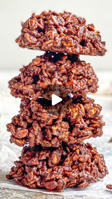 Divya Sharma | Healthy & Easy Recipes on Instagram: "RECIPE BELOW 👇🏽 ⁣ 🍫 CHOCOLATE CLUSTERS 🍫 ⁣ ⁣ These clusters are ridiculously easy. You just need 3 ingredients, a bowl and 5 minutes. ⁣ ⁣ Go go go 🏃🏽‍♀️ ⁣ ⁣ DB x⁣ ⁣ INGREDIENTS ⁣ ⁣ ▪️200g dark chocolate ⁣ ▪️2 cups of granola (lots of granola recipes on my page)⁣ ▪️1/4 cup peanut butter ⁣ ⁣ METHOD⁣ ⁣ ▪️Melt your chocolate⁣ ▪️In a large bowl pour in your granola⁣ ▪️Add the melted chocolate and peanut butter to the granola⁣ ▪️Mix really well until all granola is coated ⁣ ▪️Spoon 1 tbsp of the mixture into a prepared tray. Use the back of a spoon to get a beat shape or use a cookie scooper⁣ ▪️Refrigerate until set (about an hour)⁣ ⁣ #granola #chocolate #recipe #vegan #healthysnacks #snacks #easyrecipes#vegetarian #vegansweets #milkfree Granola Chocolate, Healthy Easy Recipes, Chocolate Clusters, Granola Cookies, Peanut Butter Granola, Chocolate And Peanut Butter, Chocolate Recipe, Melted Chocolate, Granola Recipes